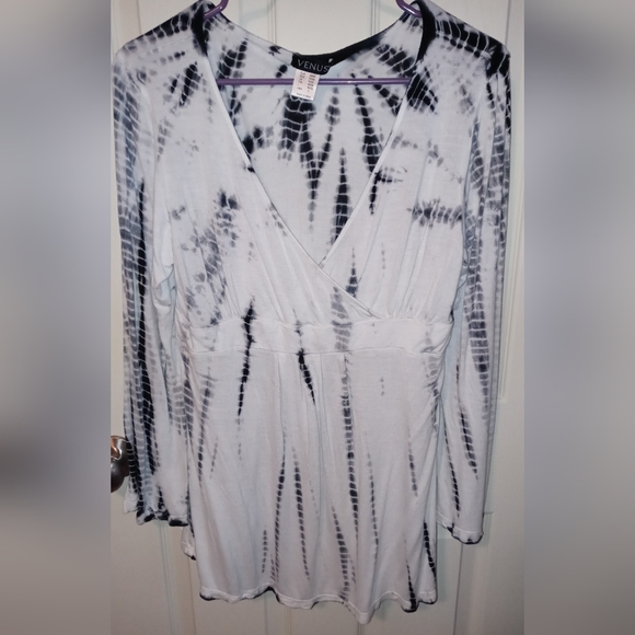 VENUS Tops - VENUS Tunic type top. Color: white/black. Size: L. Excellent condition